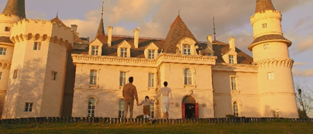 A family walking in front of a large white house

Description automatically generated with low confidence