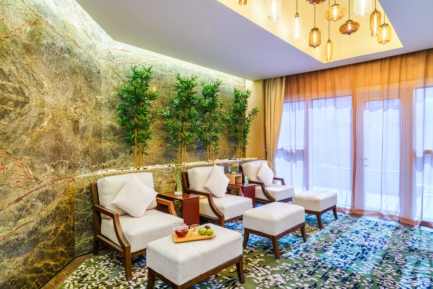 A room with white chairs and tables

Description automatically generated